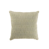 Coussin J-Line sur un canapé moderne, ajoutant une touche de couleur