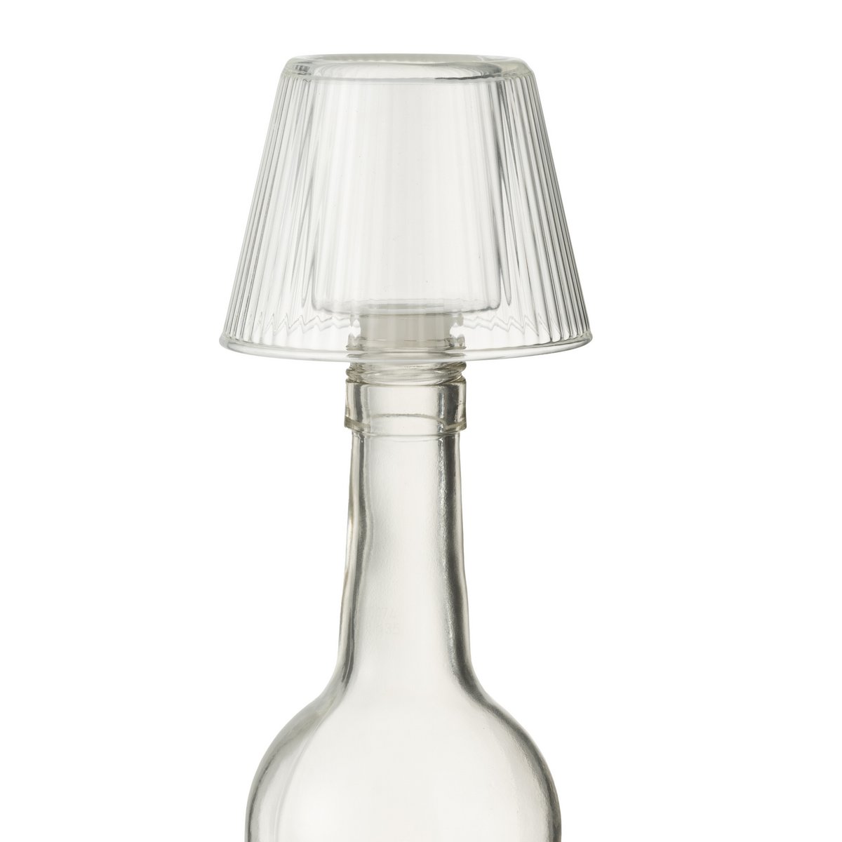 Photophore J-Line Hat sur une table, ajoutant une touche de luxe