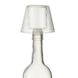 Photophore J-Line Hat sur une table, ajoutant une touche de luxe