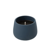 Bougie Cyra sur une table de jardin en bois