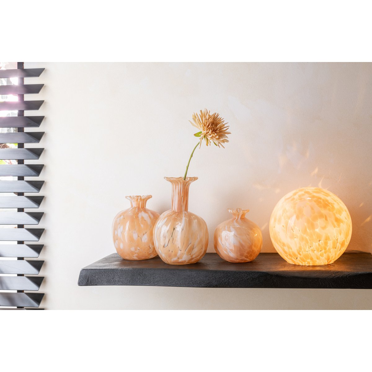 Fleur J-Line Chrysanthème en plastique orange clair, vue de face