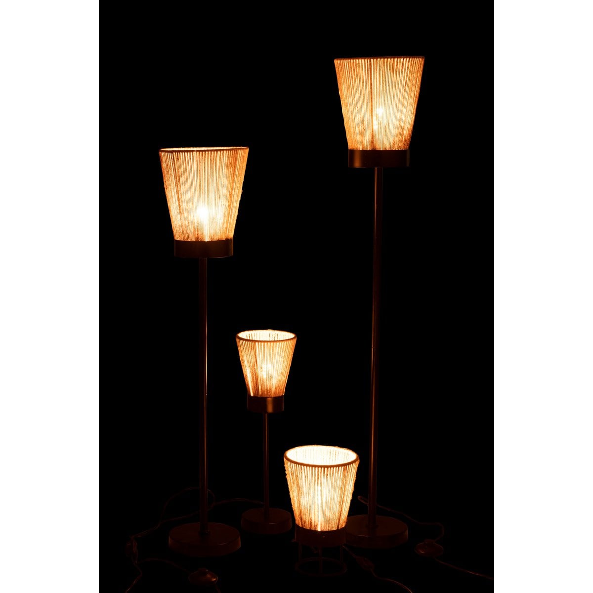 Base en métal du lampadaire Luna, finition élégante.
