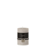 Bougie cylindrique J-Line gris clair, élégante et moderne, pour une ambiance chaleureuse.