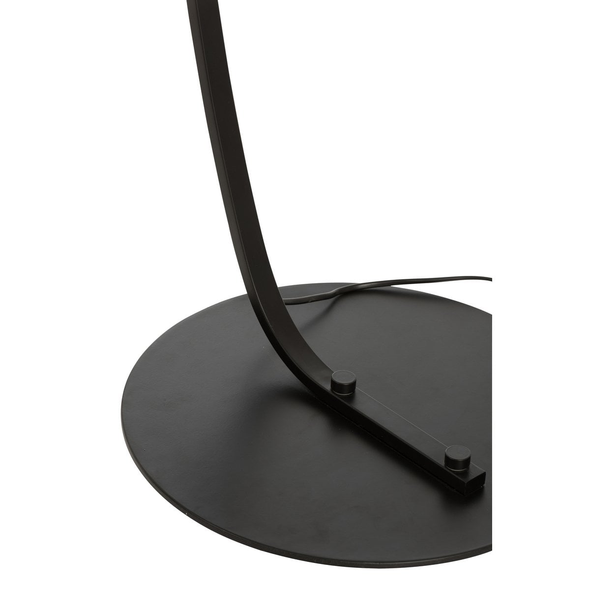 Lampe J-Line Standing Arc sur pied dans un salon élégant