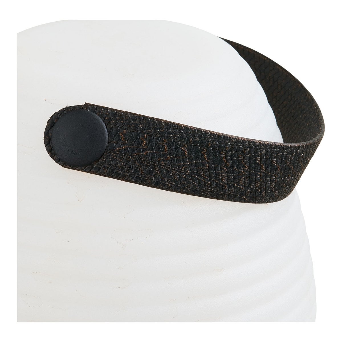 Lampe LED Derry sur une étagère moderne