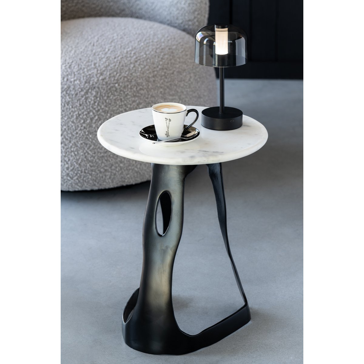 Table d'appoint J-Line dans un cadre de vie élégant
