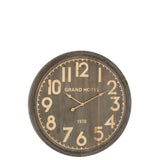 Horloge murale Grand Hotel J-Line dans un salon élégant