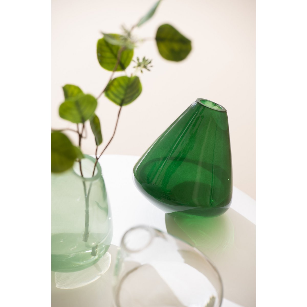 Vase Topaz J-Line sur une table moderne, décoré avec des fleurs