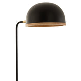 Lampe Evy allumée, éclairant un coin de salon