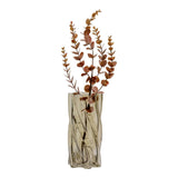 Vase vert fumé, ambiance minimaliste sur une table en bois