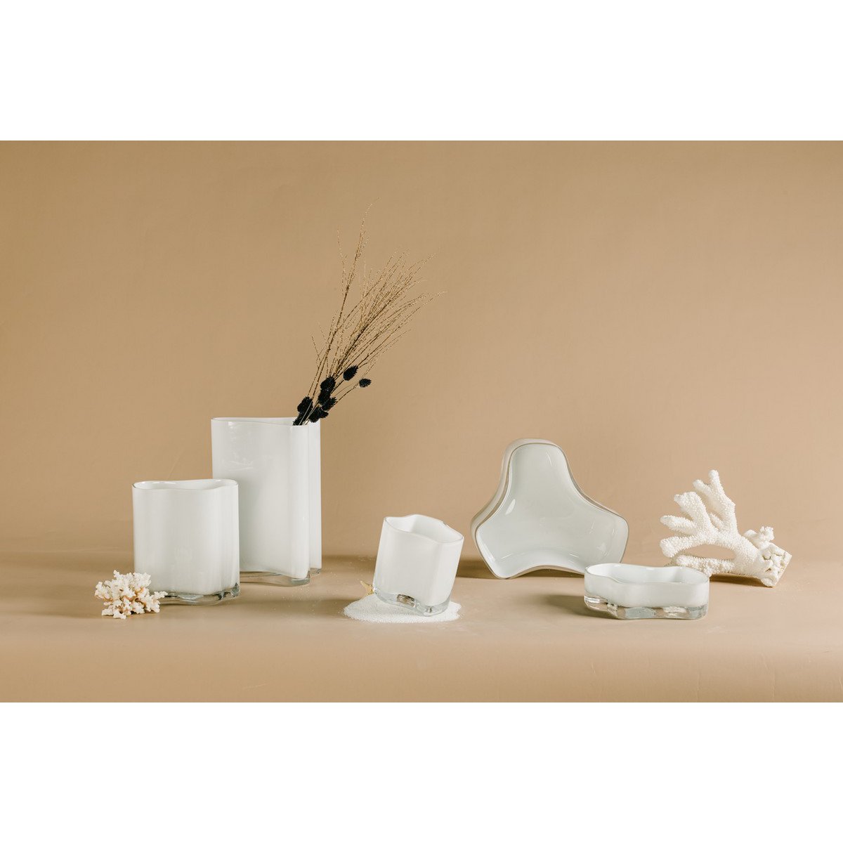 Bol en verre blanc sur une table élégante, ambiance moderne