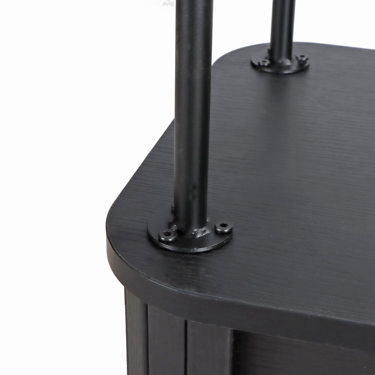 Table basse noire avec portes coulissantes fermées