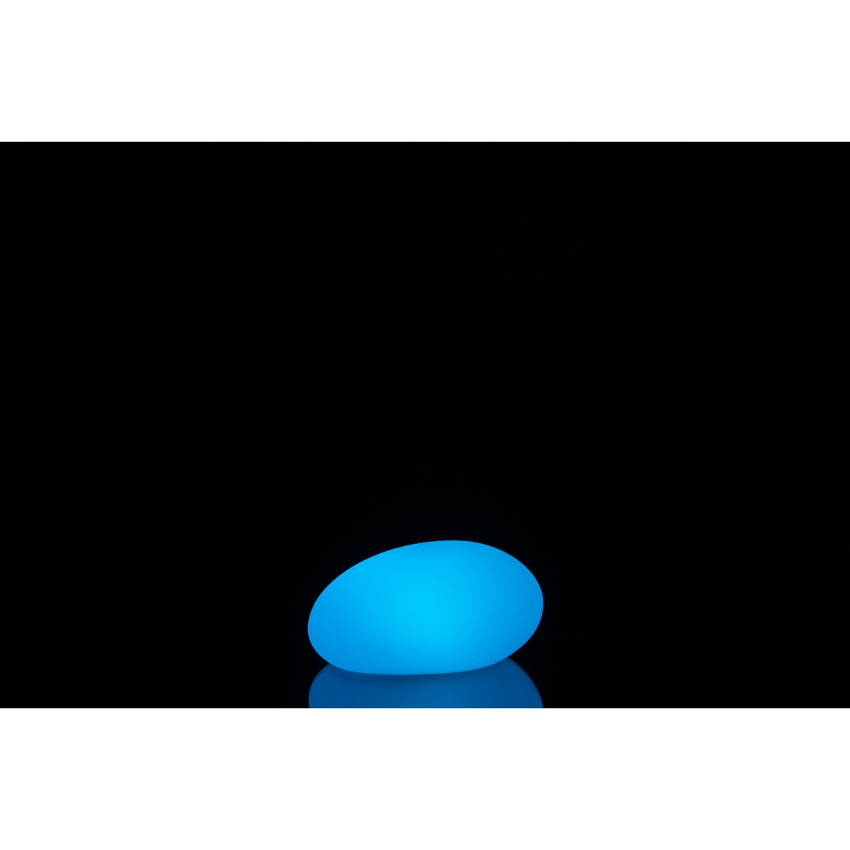 Lampe LED J-Line installée dans un jardin, ambiance nocturne