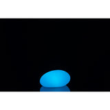 Lampe LED J-Line installée dans un jardin, ambiance nocturne