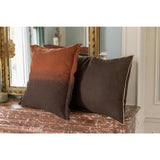 Coussin Zeff Shade Ébène sur un canapé élégant, ajoutant une touche de luxe