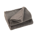 Plaid Cutie taupe en polyester sur un canapé moderne