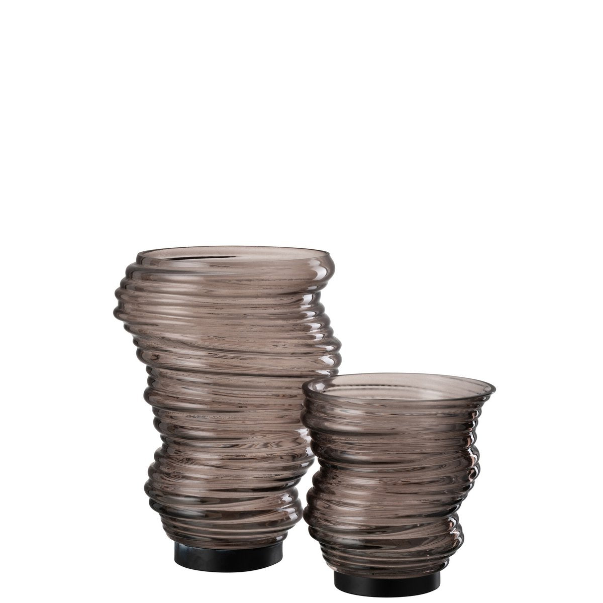 Vase Tornado en verre gris sur étagère, ajoutant une touche chic