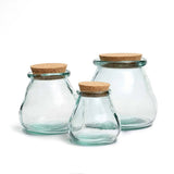 Pot en verre The Belly bleu rempli de collations, ambiance chaleureuse