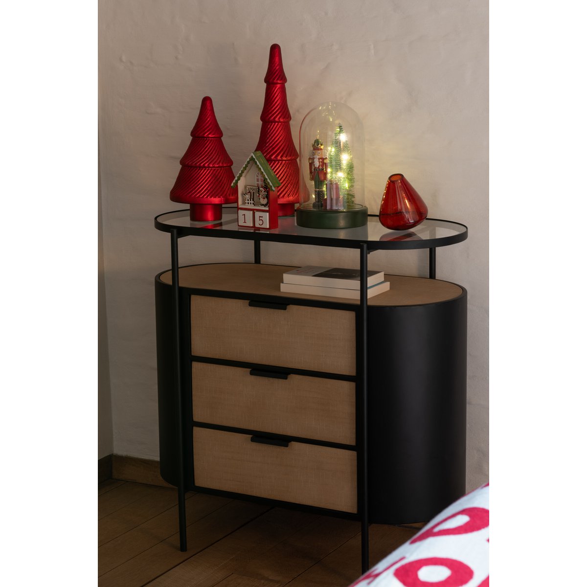 Armoire J-Line Avy avec vêtements bien rangés à l'intérieur