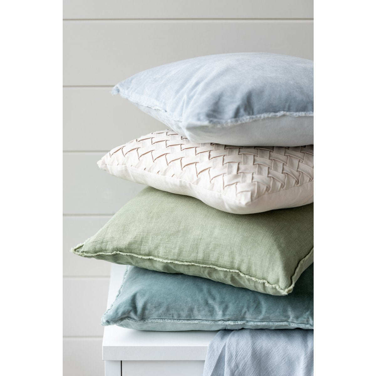 Coussin J-Line Woven sur un canapé moderne