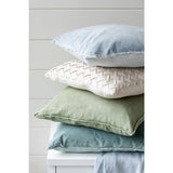Coussin J-Line Woven sur un canapé moderne