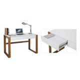 Bureau blanc avec surface lisse et épurée