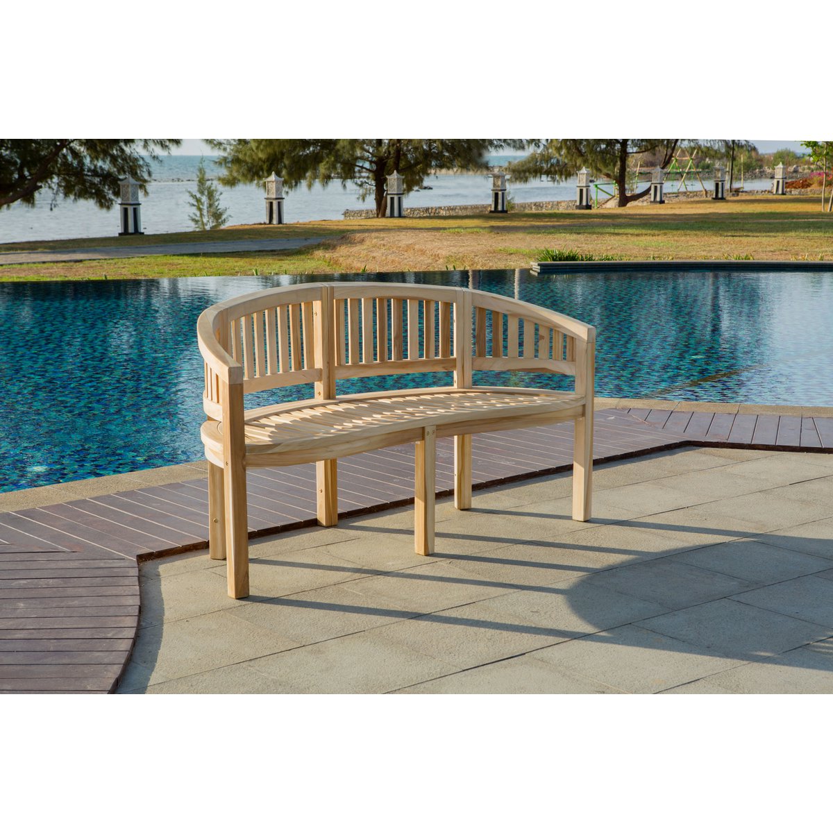 Banc de jardin en teck dans un cadre extérieur, ambiance cosy