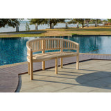 Banc de jardin en teck dans un cadre extérieur, ambiance cosy