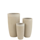 Vase J-Line Round Hoog sur une table moderne, ambiance décorative