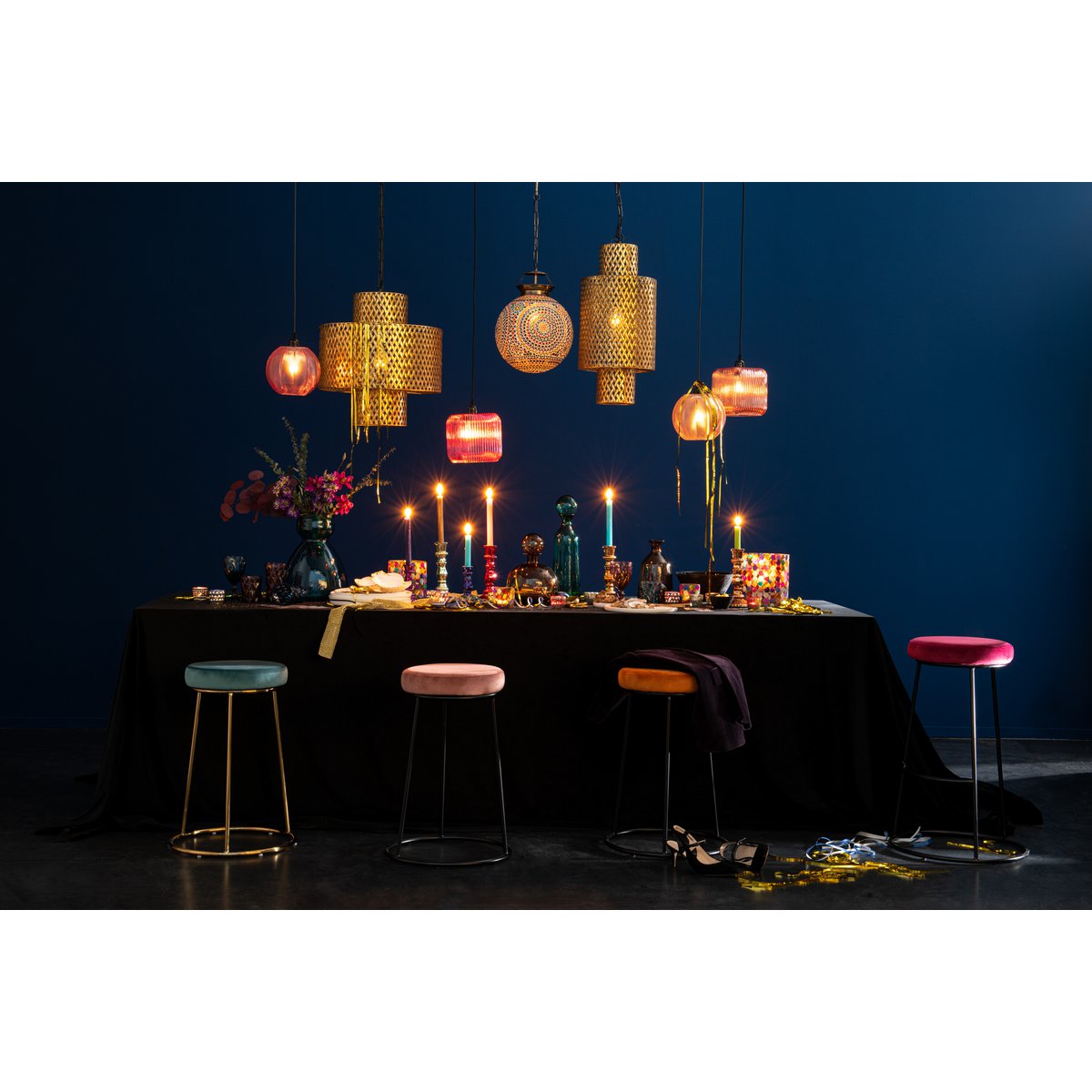 Vue latérale du tabouret J-Line en métal noir, parfait pour cuisine moderne