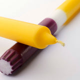 Bougie Dip-dye Jaune sur une table élégante