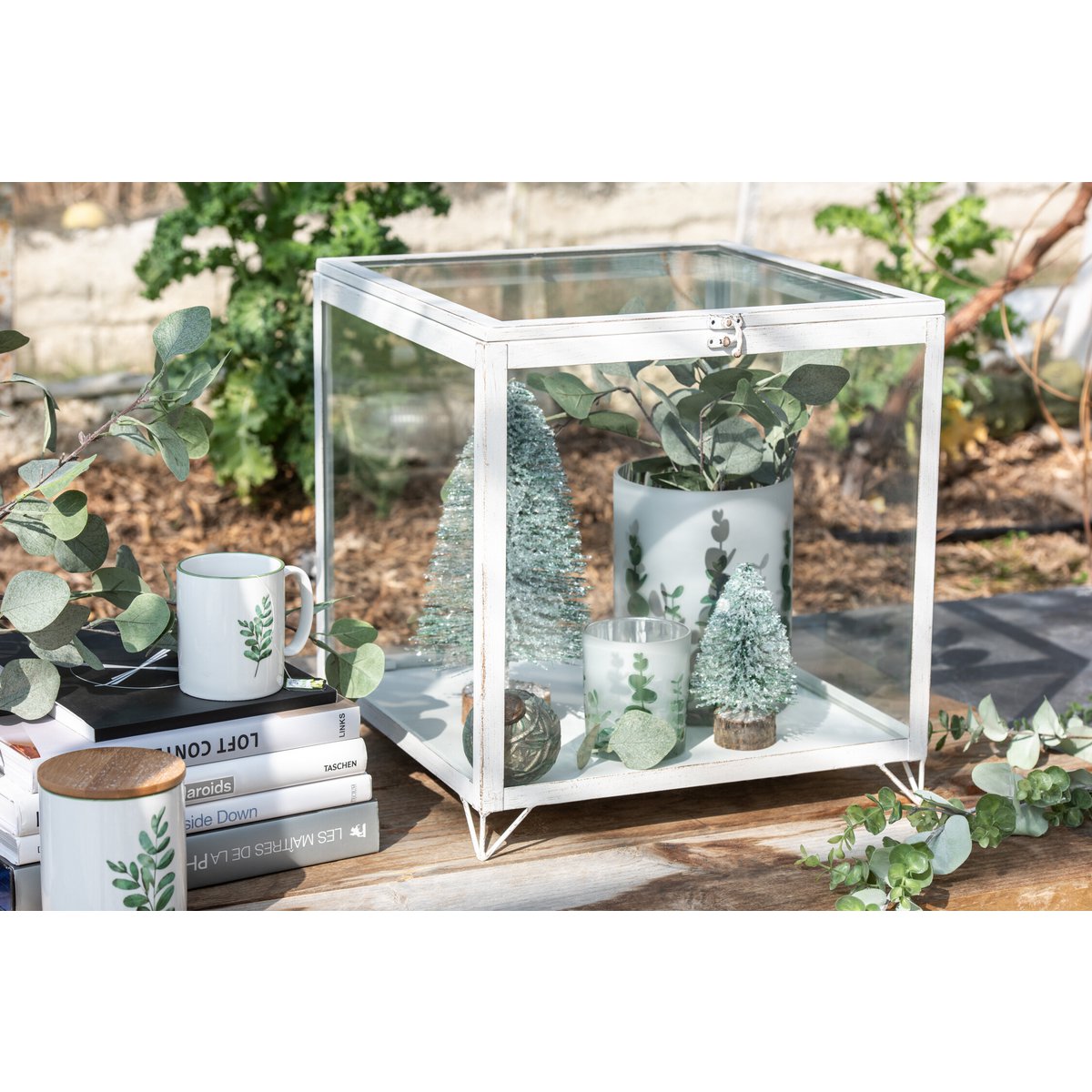 Décoration de Noël en plastique vert, posée sur une table