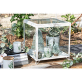 Décoration de Noël en plastique vert, posée sur une table