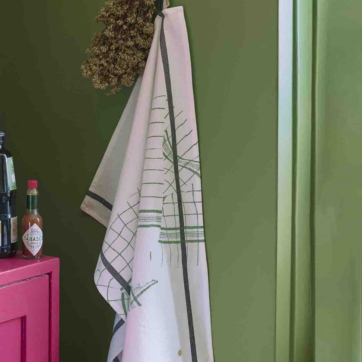 Torchon Tonton Vert accroché dans une cuisine moderne