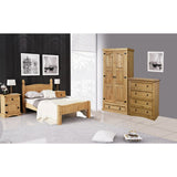 Armoire en bois de pin dans un décor de chambre moderne