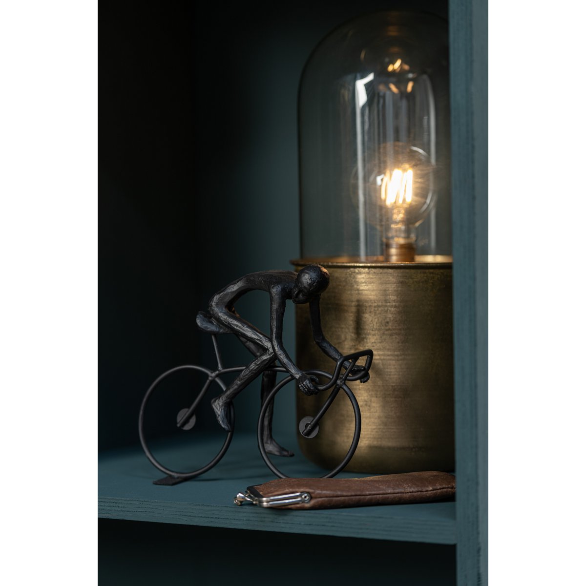 Lampe J-Line en situation dans une chambre élégante