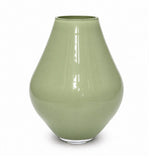 Vase Lesse vert pastel métallisé en situation, décorant un intérieur moderne.