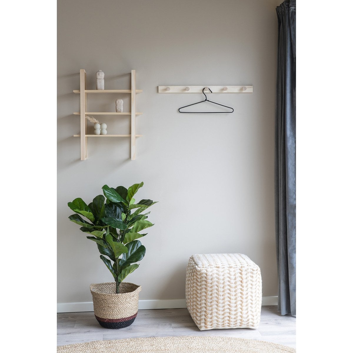 Détail du portemanteau Abano, mettant en valeur la texture du bois de peuplier
