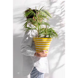 Palmier artificiel J-Line en pot noir, détail des feuilles vertes