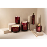 Bougie parfumée J-Line Excellent, détail du verre rouge et de la flamme