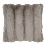 Coussin Galena en fourrure artificielle beige sur canapé