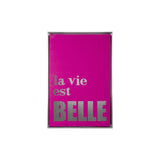 Tableau mural La Vie Est Belle avec texte en feuille d'argent sur toile rose.