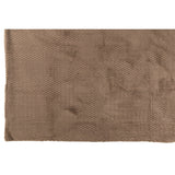 Couverture J-Line drapée sur un canapé moderne