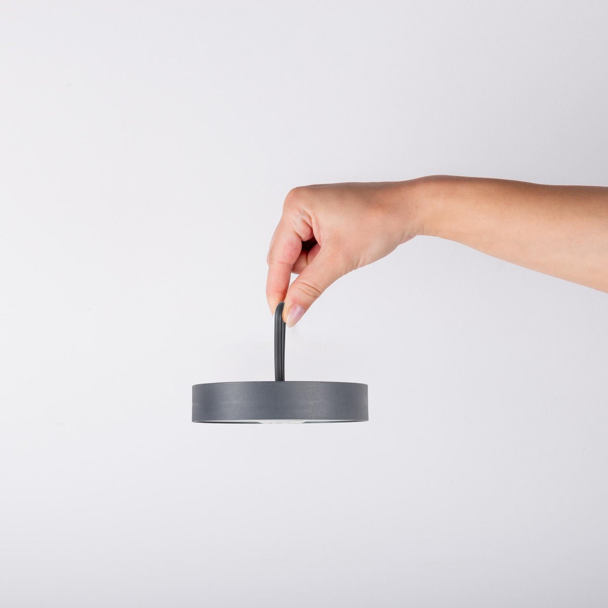 Lampe Ella sur un rebord de fenêtre, décor moderne