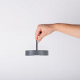 Lampe Ella sur un rebord de fenêtre, décor moderne