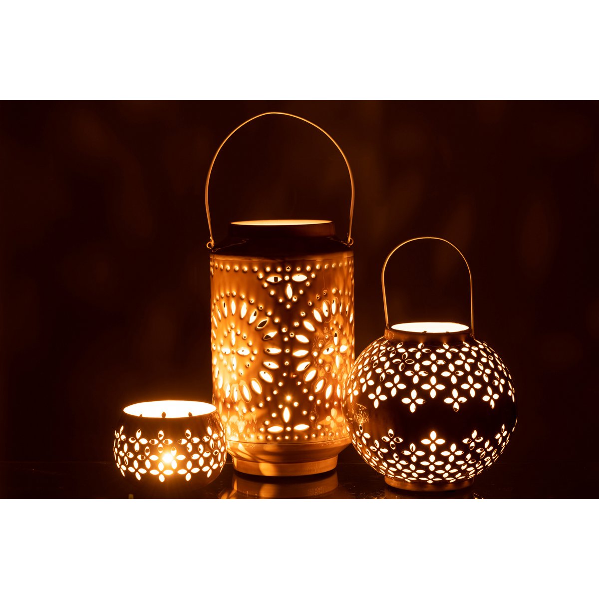 Lanterne J-Line en métal ocre sur une table de jardin
