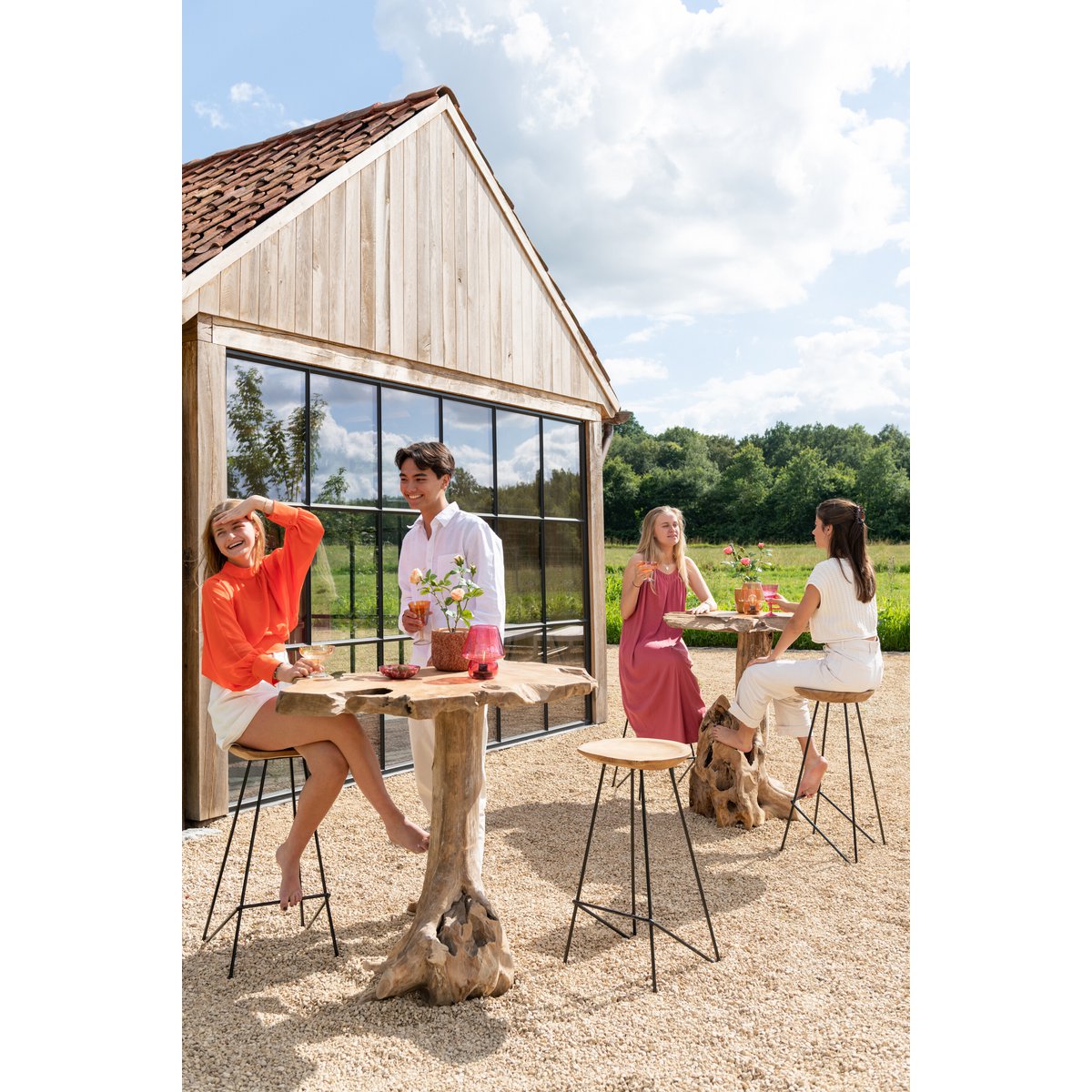 Gros plan sur l'assise en bois de la chaise de bar J-Line