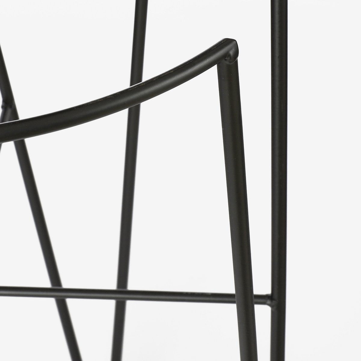 Support pour plantes Blom Noir dans un intérieur moderne