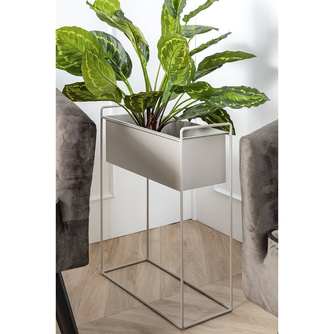Détail du pied en métal du pot Essence Straight