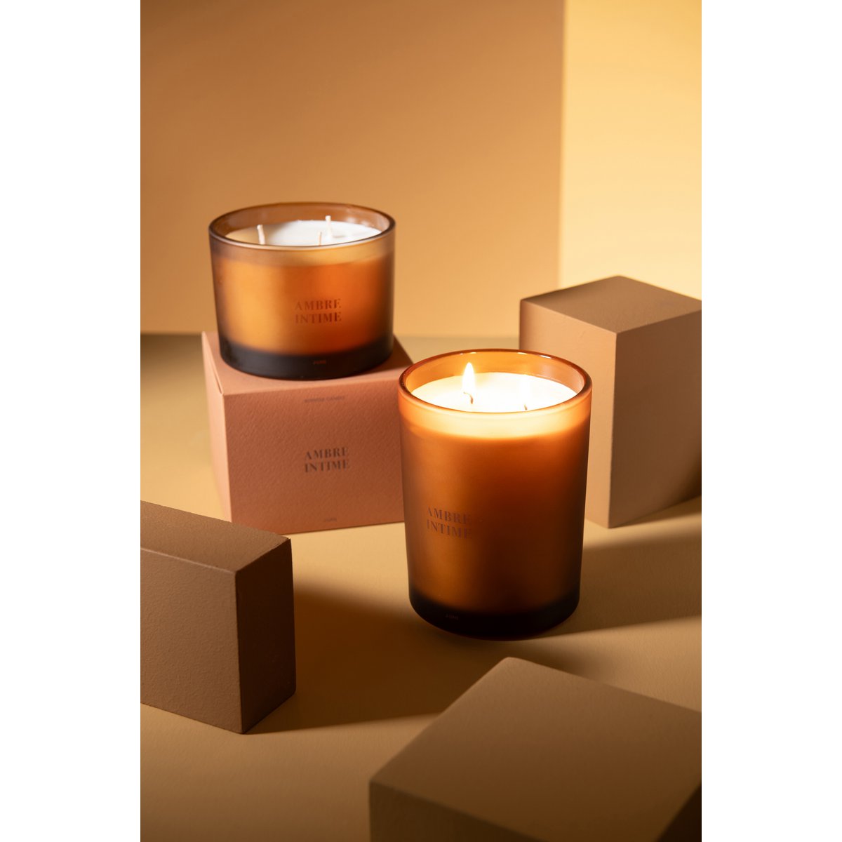 Bougie J-Line Ambre Intime allumée sur une table